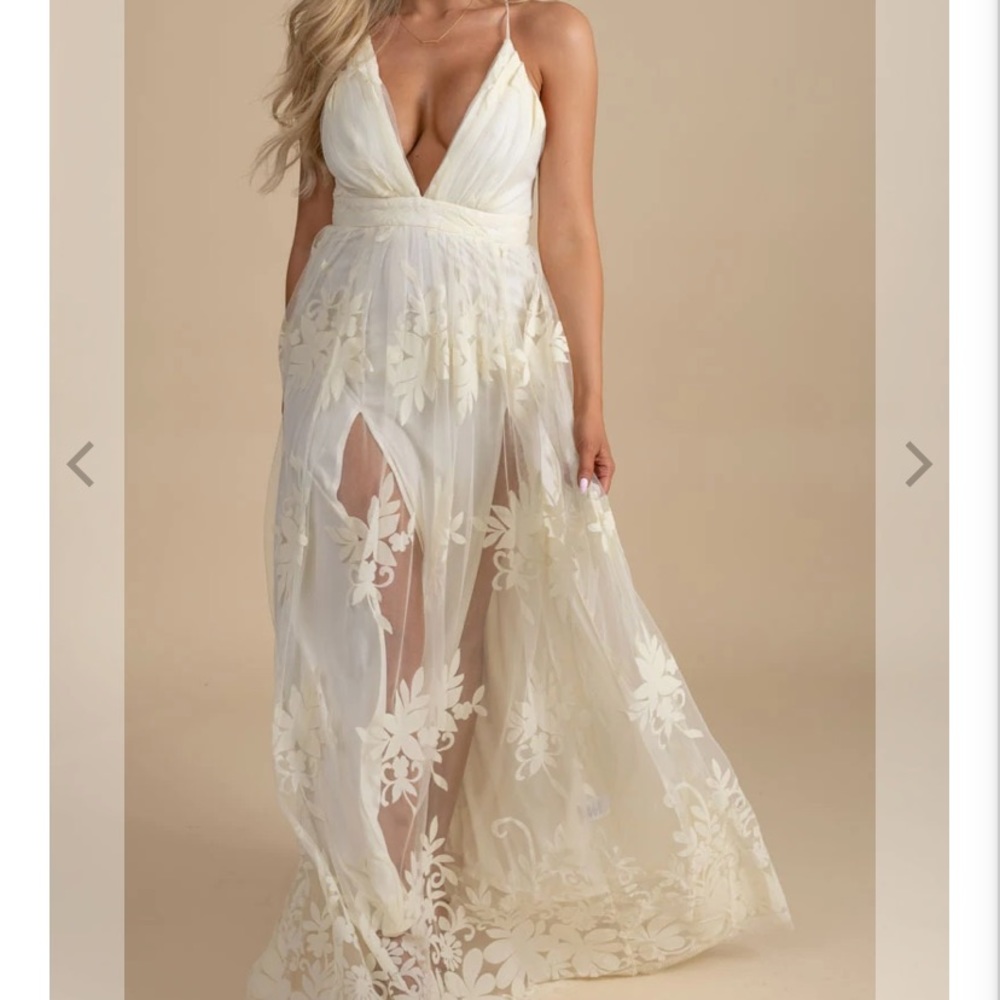 Bella Ella Boutique Dress. BRAND NEW, NEVER WORN!!! Size L but runs small.